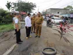 Anggota Komisi III DPRD Provinsi Jambi Tinjau Jalan Rusak Di Wilayah Buluran