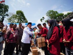 Gubernur Jambi Serahkan Bantuan Pendidikan Seragam Sekolah di SMK 1 Sungai Penuh