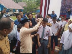 Kadis Pendidikan Dampingi Gubernur Al Haris Serahkan Bantuan Dumisake Pendidikan di Tanjabtim